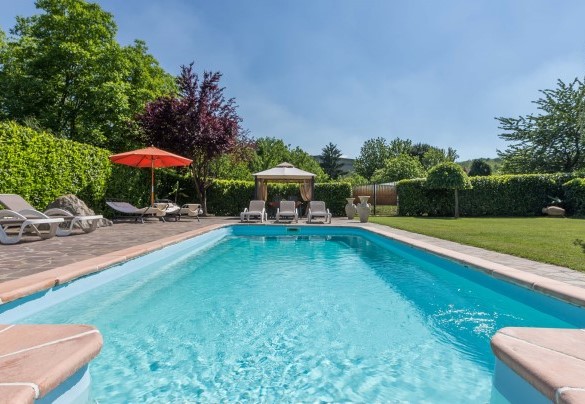 The pool measures 8 x 4 m - Villa Miki