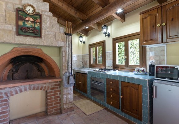 The kitchen in the porch equipped with a wood-burning oven - Villa Miki