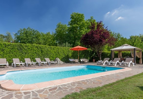 The pool is equipped with a hot water shower - Villa Miki