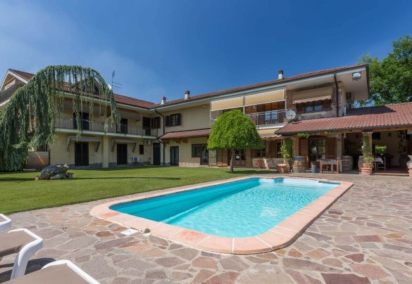 The sunbathing area with sun loungers - Villa Miki