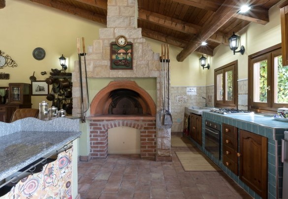 The kitchen in the porch equipped with a wood-burning oven - Villa Miki