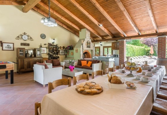 The dining area of the large porch - Villa Miki