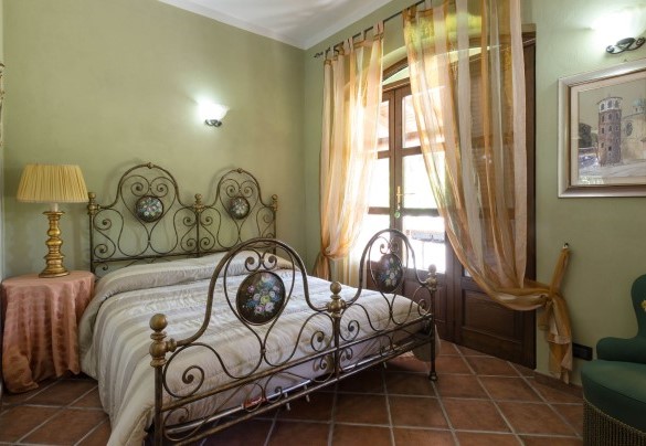 The characteristic double bedroom on the ground floor - Villa Miki