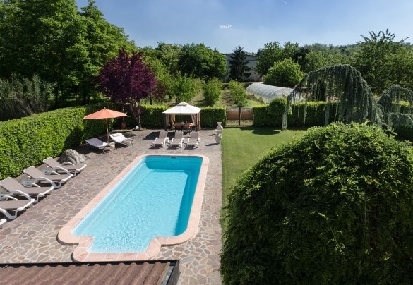 The garden and the pool seen from above - Villa Miki