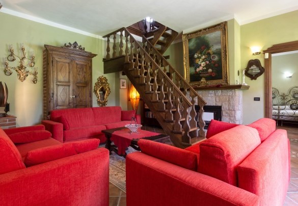 The main living room of the villa with a fireplace - Villa Miki