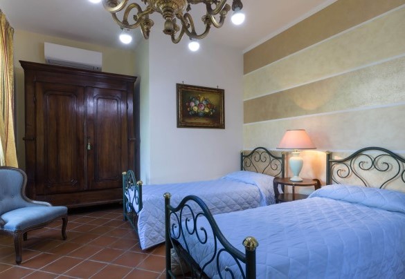 The double bedroom on the upper floor with air conditioning - Villa Miki