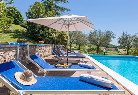 The pool and the sunbath area set up with sunbeds, umbrellas and shower - Villa Mila  
