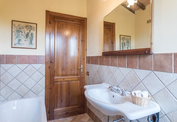 En suite bathroom with tub on the first floor - Villa Mila  