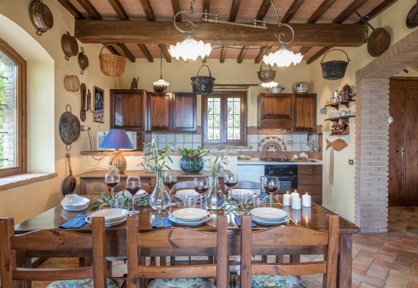 Dining area with kitchen next to - Villa Mila