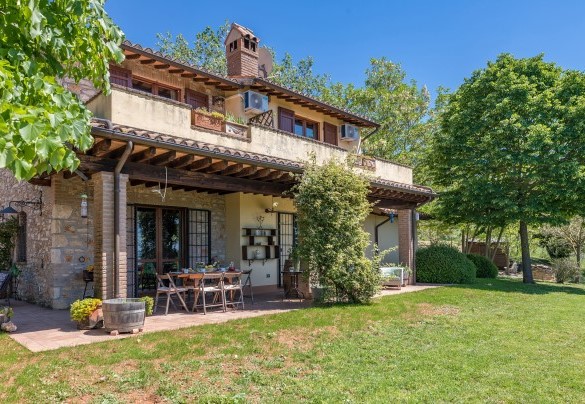 The farmhouse surrounded by the green garden - Villa Mila