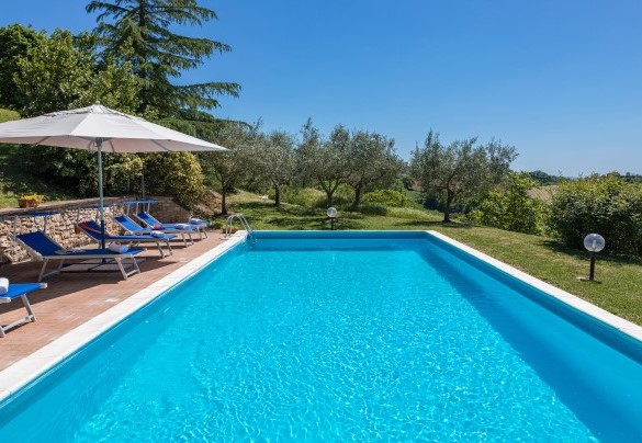 The pool measures 5 x 10 m with a constant depth of 1.40 m - Villa Mila 