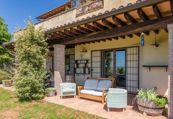 The welcoming portico with relaxation corner - Villa Mila