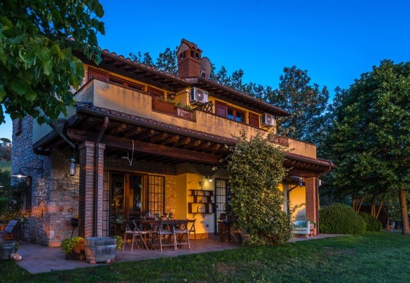The farmhouse illuminated at night - Villa Mila