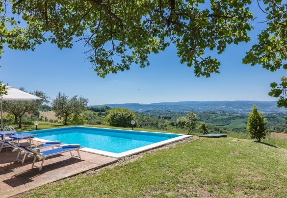 The property is situated on the gentle hills near Todi - Villa Mila