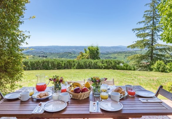 The panoramic outdoor dining area under the portico - Villa Mila