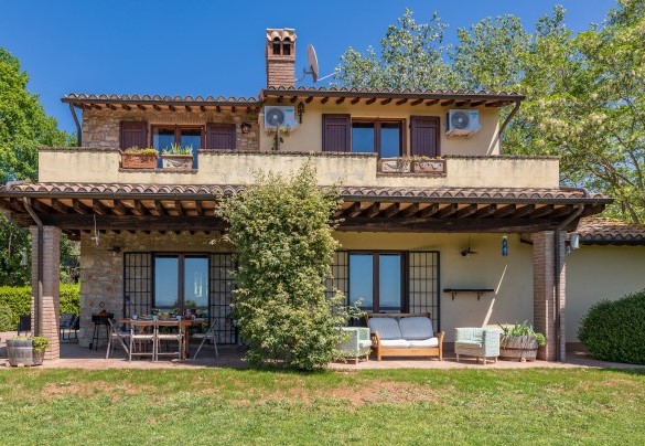 Lovely home, externally clad, on one side, in antique exposed stone and, on the other, painted in an intense yellow - Villa Mila