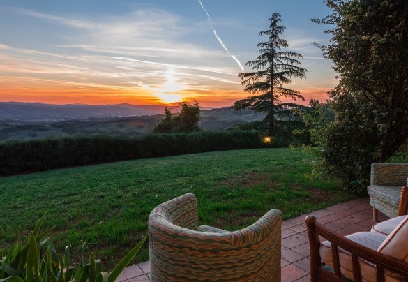 The portico, furnished with a sofa and armchairs, at sunset - Villa Mila