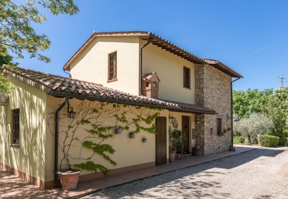  The farmhouse and the main entrance - Villa Mila