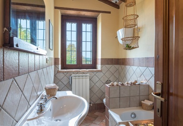 En suite bathroom with tub on the first floor - Villa Mila  
