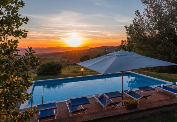  The panoramic swimming pool at sunset - Villa Mila