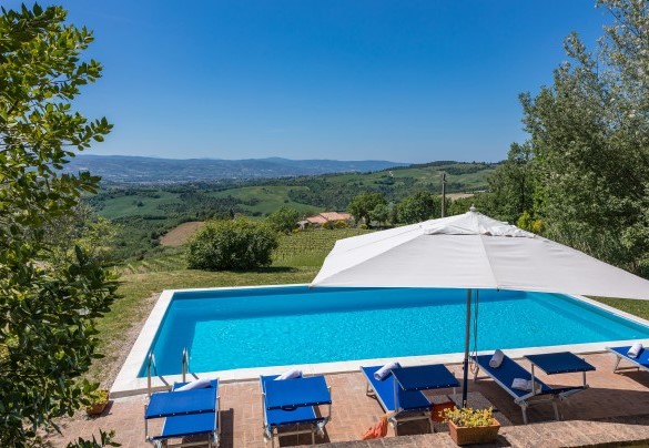 The swimming pool embraced by the green Umbrian hills - Villa Mila  