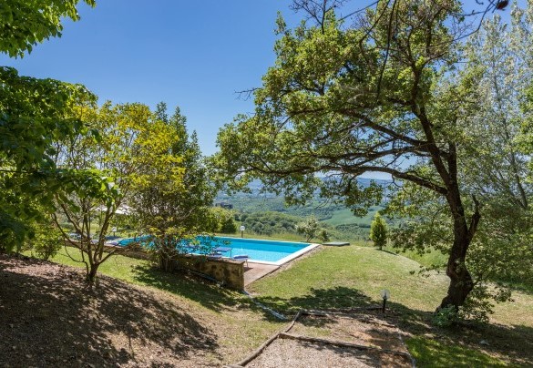 The path of 8 gravel and wooden steps that leads to the swimming pool - Villa Mila