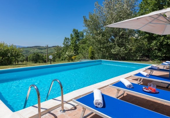 The pool is located on a lower terrace with respect to the house and enjoys a private and panoramic position - Villa Mila