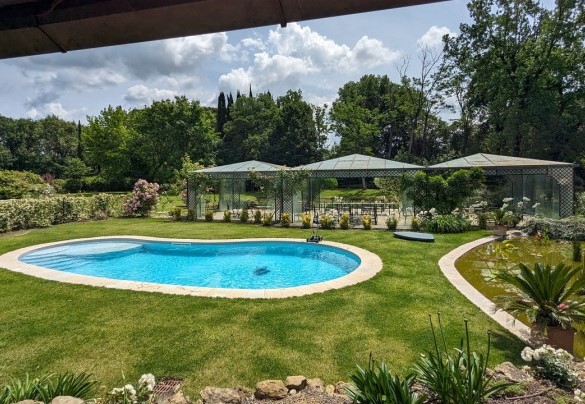 La piscina, con la sua linea morbida ed arrotondata si raggiunge direttamente dalle porte finestra della villa – Villa Mimmina