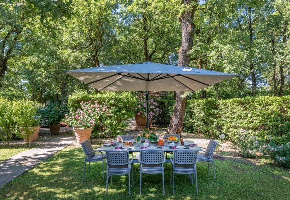 Gazebi con tavolo per pranzare e comode poltrone, all’uscita della porta finestra della cucina – Villa Mimmina