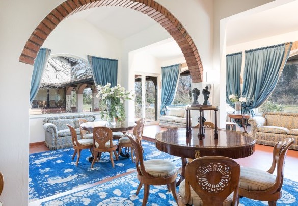 Un lungo corridoio dove si distribuiscono le camere termina su un largo soggiorno comunicante con la cucina – Villa Mimmina