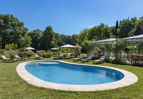Una strepitosa veranda in prossimità della piscina, immersa in una generosa vegetazione ben curata – Villa Mimmina