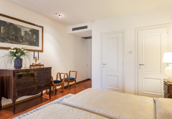 Camera doppia (con letti unibili) con bagno en suite con doccia e porta finestra con affacci sulla piscina e giardino – Villa Mimmina 
