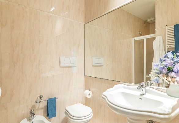 Bagno en suite con doccia della camera doppia (con letti unibili) con porta finestra che immette sul giardino e la piscina – Villa Mimmina