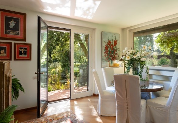 La zona con tavolo (allestibile da gioco o da conversazione) comunicante con il living room con tv satellitare - Villa Mimmina