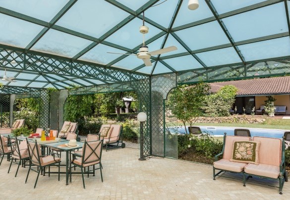 Gazebo con tavolo per pranzare e comode poltrone, alle uscite delle porte finestre delle camere – Villa Mimmina