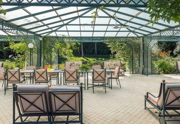 Gazebo con tavolo per pranzare e comode poltrone, alle uscite delle porte finestre delle camere – Villa Mimmina