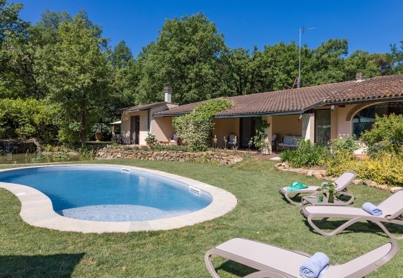 La piscina ha una profondità costante di 1,40 m e superficie di circa 46 mq con illuminazione interna – Villa Mimmina