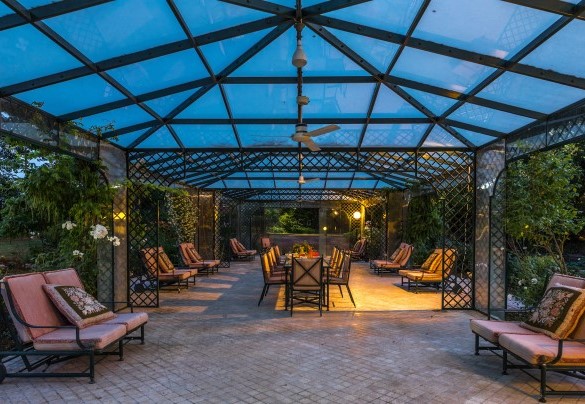 Gazebo con tavolo per pranzare e comode poltrone, alle uscite delle porte finestre delle camere – Villa Mimmina