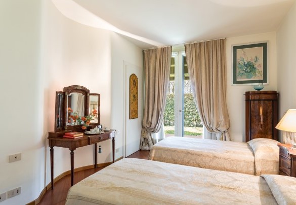 Camera doppia con bagno en suite con doccia e porta finestra con affacci sul giardino – Villa Mimmina