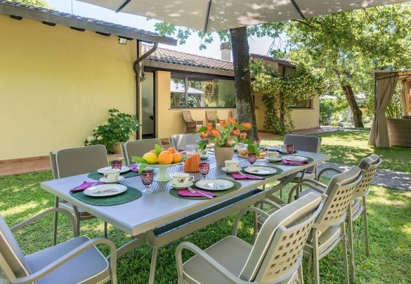 Gazebi con tavolo per pranzare e comode poltrone, all’uscita della porta finestra della cucina – Villa Mimmina