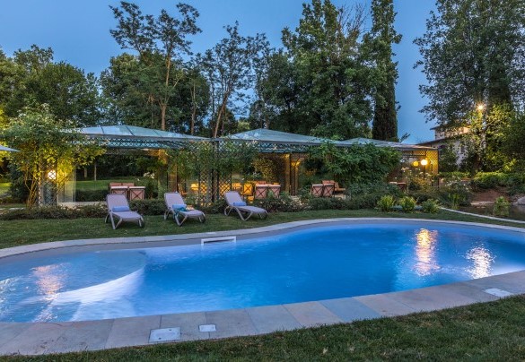 La piscina, con la sua linea morbida ed arrotondata si raggiunge direttamente dalle porte finestra della villa – Villa Mimmina
