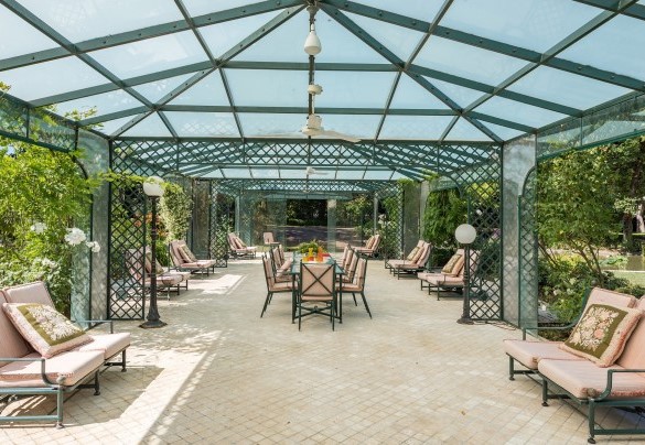 Gazebo con tavolo per pranzare e comode poltrone, alle uscite delle porte finestre delle camere – Villa Mimmina