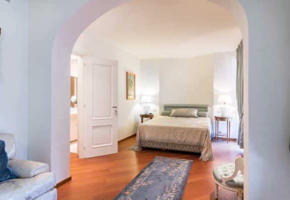 Camera padronale con letto matrimoniale, salotto, bagno en suite con vasca idromassaggio e porta finestra con affacci sulla piscina – Villa Mimmina