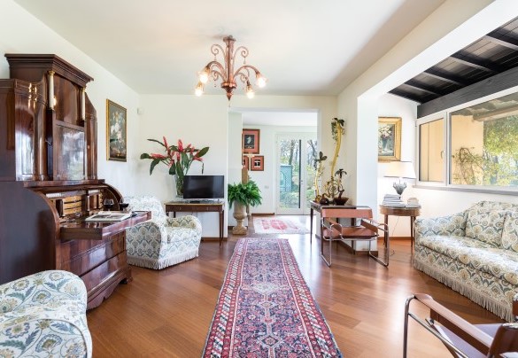 La struttura si sviluppa al piano terra, l’ingresso principale immette in un primo living – Villa Mimmina