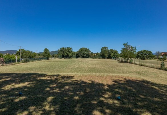 Estese superfici di prato, che danno valore al parco che si completa di un campo pratica da golf – Villa Mimmina