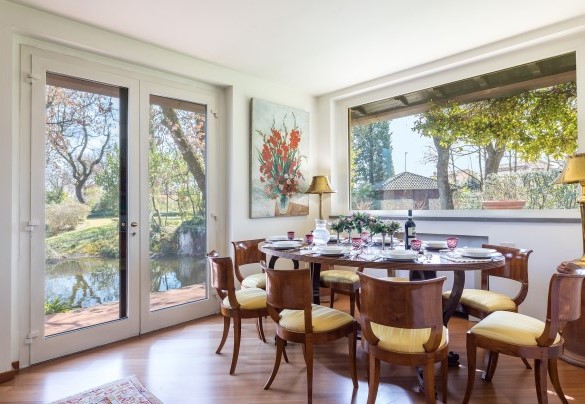 La zona pranzo comunicante con il living room con tv satellitare – Villa Mimmina