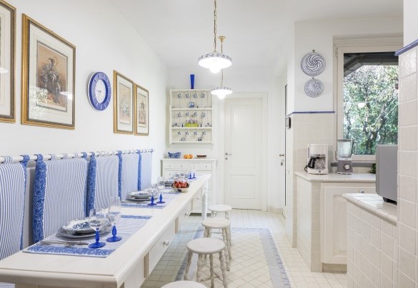 La cucina attrezzata con tavolo da pranzo dotata di ampia porta a vetri che immette sul giardino circostante – Villa Mimmina