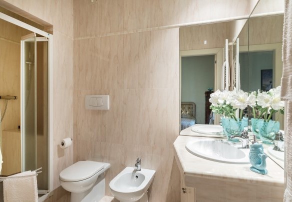 Bagno en suite con doccia della camera doppia con porta finestra che immette sul giardino – Villa Mimmina
