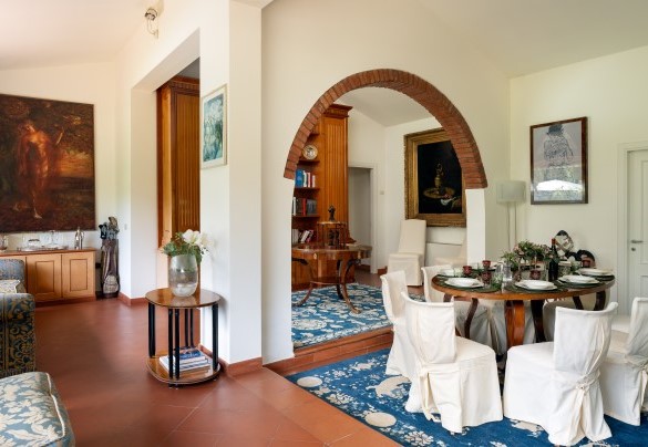 Il grande salone, che ospita anche il tavolo da pranzo, con affacci sulla piscina ed il giardino ben curato - Villa Mimmina