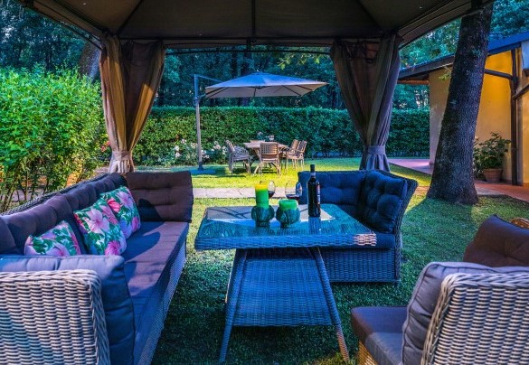 Gazebi con tavolo per pranzare e comode poltrone, all’uscita della porta finestra della cucina – Villa Mimmina